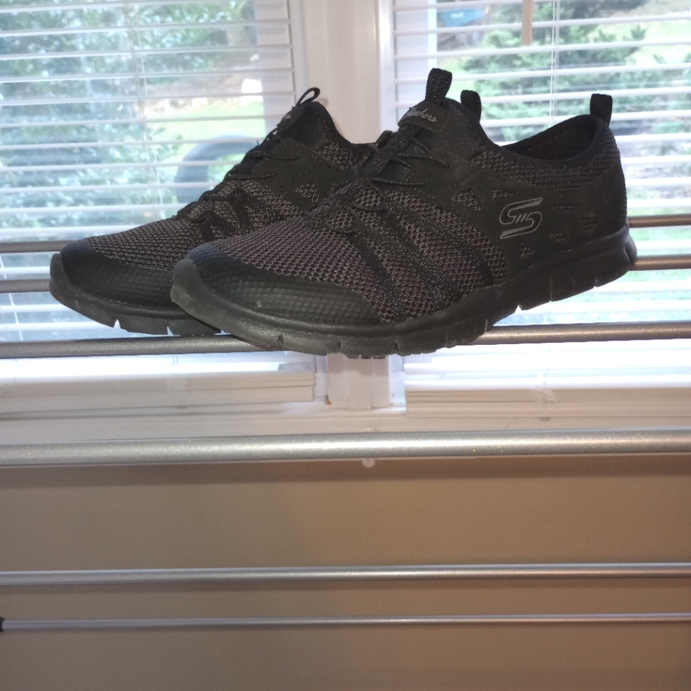 Women's black Skechers size 9